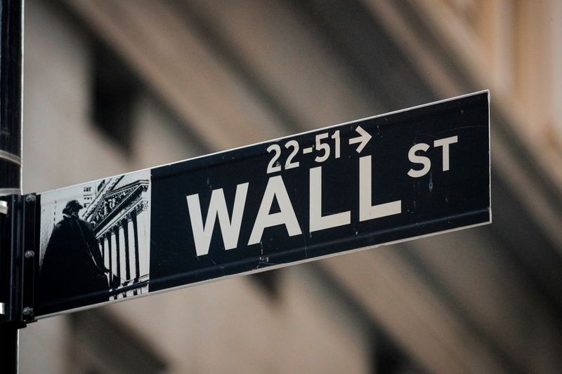 &copy; Reuters. Un'insegna di Wall Street vicino alla Borsa di New York (NYSE) nel distretto finanziario di New York, Stati Uniti, 24 novembre 2020. Foto REUTERS/Brendan McDermid/File Photo