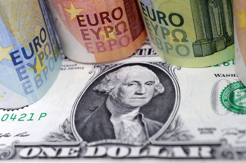 &copy; Reuters. Banconote in euro e in dollari statunitensi in questa illustrazione del 17 luglio 2022. REUTERS/Dado Ruvic/Illustrazione/Fotogramma