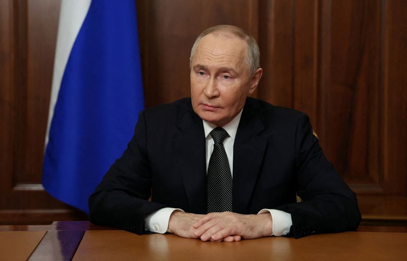 &copy; Reuters. Il presidente russo Vladimir Putin tiene un discorso televisivo dedicato al conflitto militare in Ucraina e in particolare al lancio da parte della Russia di un missile balistico ipersonico a medio raggio contro una struttura militare in risposta ai recen