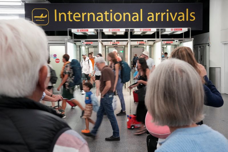 © Reuters. Terminal de desembarque internacional do aeroporto de Gatwick, em Londres, Reino Unido
REUTERS/Maja Smiejkowska/Arquivo