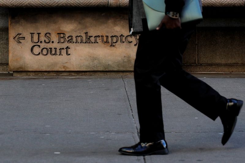 © Reuters. FILE PHOTO: A arrives at the U.S. District Bankruptcy Court for the Southern District of New York in Manhattan, New York, U.S., January 9, 2020. REUTERS/Brendan McDermid/File Photo