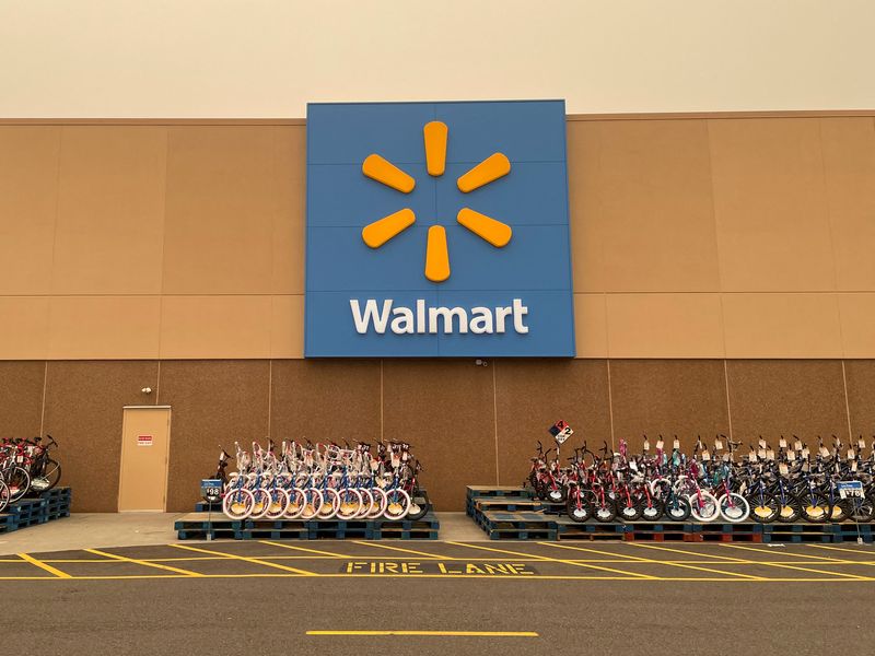 ©Reuters. FILE PHOTO: View of the renovated Walmart Supercenter, in Teterboro, New Jersey, US, June 7, 2023. REUTERS/Siddharth Cavale/File Photo