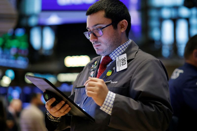 © Reuters. Traders work on the floor at the New York Stock Exchange (NYSE) in New York City, U.S., November 22, 2024.  REUTERS/Brendan McDermid