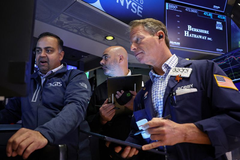 © Reuters. Traders work on the floor at the New York Stock Exchange (NYSE) in New York City, U.S., November 22, 2024.  REUTERS/Brendan McDermid