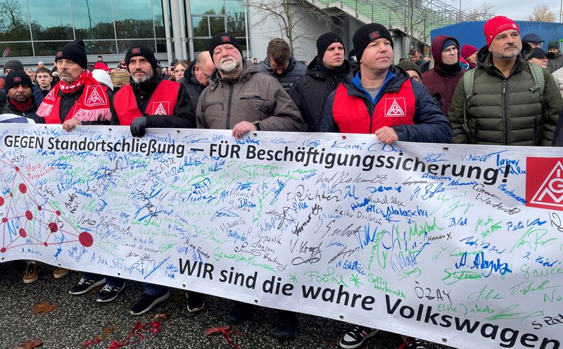 &copy; Reuters. Volkswagen workers from factories across Germany gather in front of the Volkswagen Arena, ahead of talks between unions and management on wage cuts in Wolfsburg, Germany, November 21, 2024.    REUTERS/Victoria Waldersee