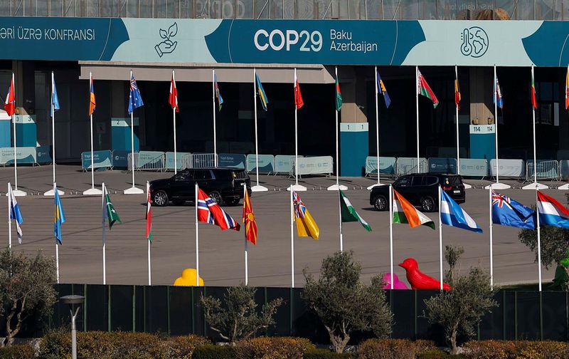 © Reuters. Cars drive at the territory of the COP29 United Nations climate change conference venue, in Baku, Azerbaijan November 22, 2024. REUTERS/Maxim Shemetov