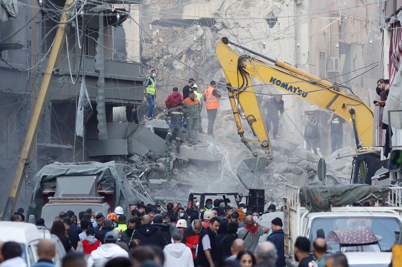 © Reuters. Rescuers work the site of an Israeli strike in Beirut's Basta neighbourhood, amid the ongoing hostilities between Hezbollah and Israeli forces, Lebanon November 23, 2024. REUTERS/Adnan Abidi