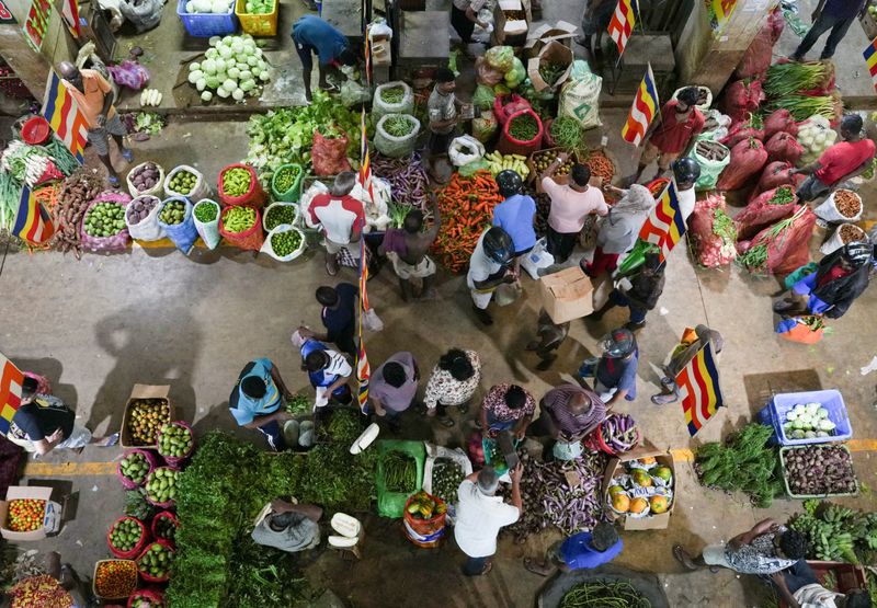 © Reuters. People buy vegetables at a market in Colombo, Sri Lanka, November 23, 2024. REUTERS/Thilina Kaluthotage