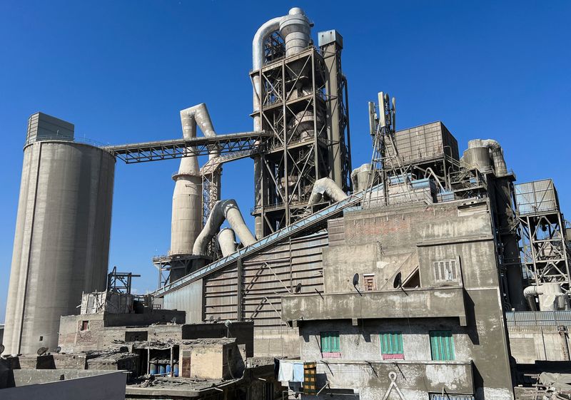 © Reuters. A general view of Titan Cement's Alexandria Portland Cement Company factory, behind balcony houses in the Mediterranean city of Alexandria, Egypt, October 31, 2024. REUTERS/Ahmed Fahmy