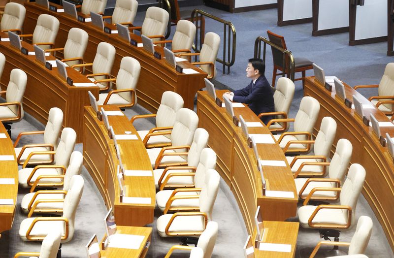 © Reuters. Lawmaker Ahn Cheol-soo sits alone, the only People Power Party lawmaker who remains in the voting chamber during the plenary session for the impeachment vote of President Yoon Suk Yeol at the National Assembly in Seoul, South Korea, 07 December 2024. JEON HEON-KYUN/Pool via REUTERS