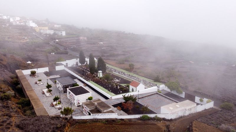 &copy; Reuters. Drone view of the El Pinar cemetery on the island of El Hierro where several migrants are buried, El Pinar, in El Pinar, Spain, November 26, 2024. REUTERS/Borja Suarez