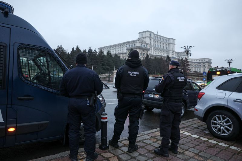 © Reuters. Members of Jandarmeria stand near the Palace of Parliament, after Romania's highest court annulled the result of the first round of the presidential election, in Bucharest, Romania December 6, 2024. REUTERS/Louisa Gouliamaki/Photo d 'archives