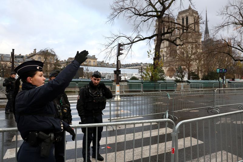 © Reuters. French police patrol in a security perimeter near the Notre-Dame de Paris Cathedral, five-and-a-half years after a fire ravaged the Gothic masterpiece, before ceremonies to mark the Cathedral's reopening after its restoration, in Paris, France, December 7, 2024. REUTERS/Kevin Coombs