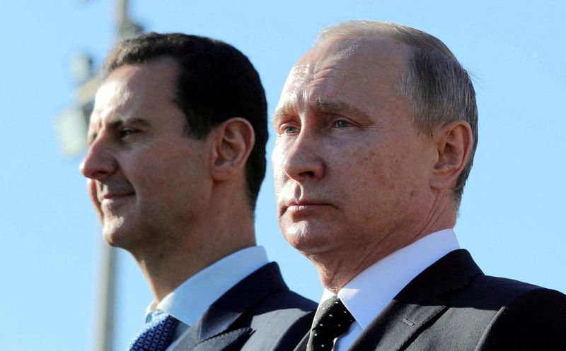 &copy; Reuters. FILE PHOTO: Russian President Vladimir Putin (R) and Syrian President Bashar al-Assad visit the Hmeymim air base in Latakia Province, Syria December 11, 2017. Sputnik/Mikhail Klimentyev/ via REUTERS/File Photo  