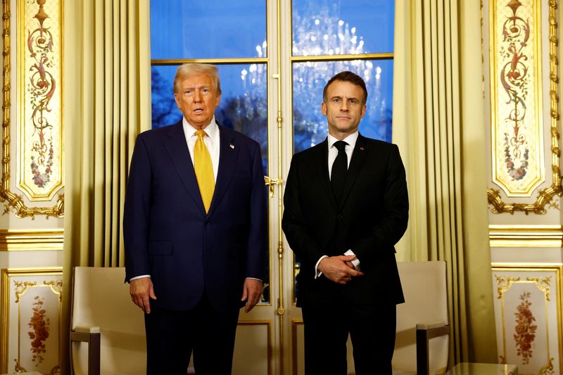 © Reuters. French President Emmanuel Macron and U.S. President-elect Donald Trump attend a meeting at the Elysee Palace in Paris as part of ceremonies to mark the reopening of the Notre-Dame de Paris Cathedral, five-and-a-half years after a fire ravaged the Gothic masterpiece, in Paris, France, December 7, 2024. REUTERS/Piroschka van de Wouw