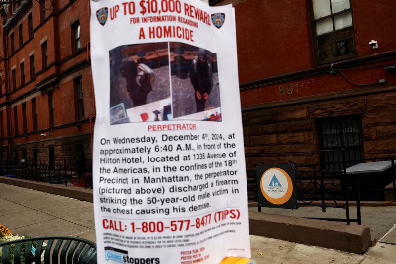 © Reuters. FILE PHOTO: An NYPD informational poster hangs outside the New York International Hostel, where the suspect in the fatal shooting of UnitedHealthcare CEO Brian Thompson reportedly stayed, on the Upper West Side from New York, United States, on December 5. 2024. REUTERS/Shannon Stapleton/File photo