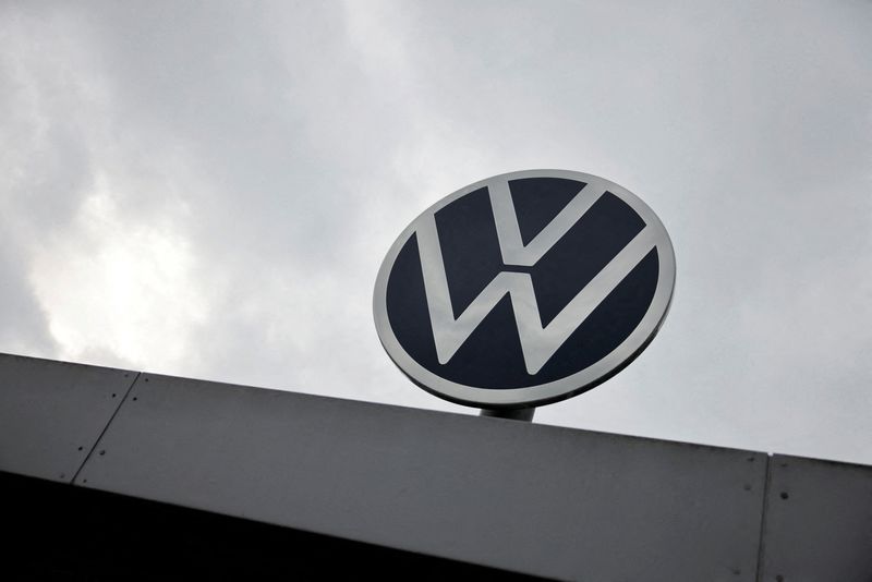 © Reuters. FILE PHOTO: A VW logo is pictured on a day of an announcement of Volkswagen AG job cuts and closure of its few factories, at the company's headquarters in Wolfsburg, Germany, October 28, 2024. REUTERS/Axel Schmidt/File Photo