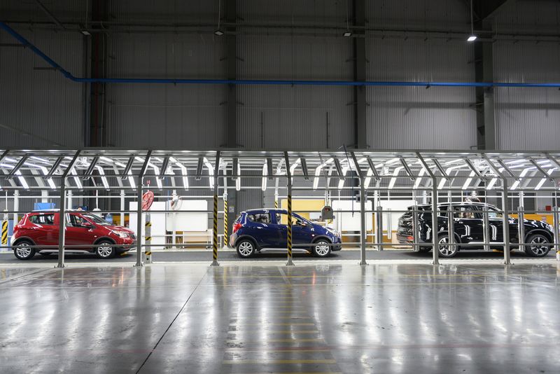 © Reuters. FILE PHOTO: The production line of VinFast's factory is pictured in Hai Phong City, Vietnam, April 22, 2021. Picture taken April 22, 2021. REUTERS/Thanh Hue/File Photo