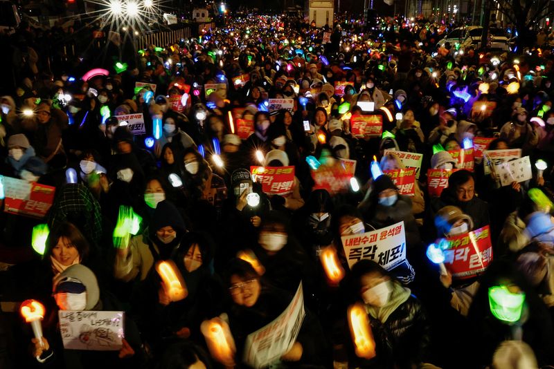 © Reuters. Protesters demand Yoon Suk Yeol's impeachment, Seoul, December 8, 2024. REUTERS/Kim Kyung-Hoon