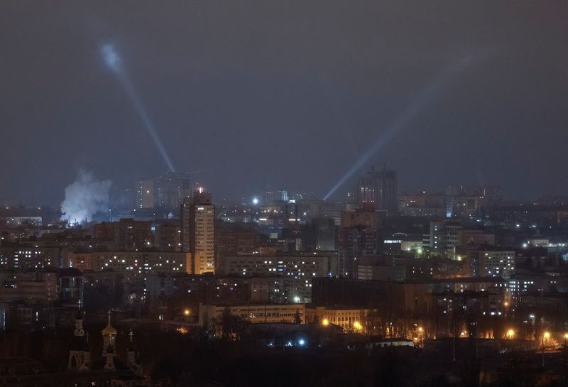 © Reuters. Ukrainian service personnel use searchlights as they search for drones in the sky over the city during a Russian drone strike, amid Russia's attack on Ukraine, in Kyiv, Ukraine December 6, 2024. REUTERS/Gleb Garanich/File Photo