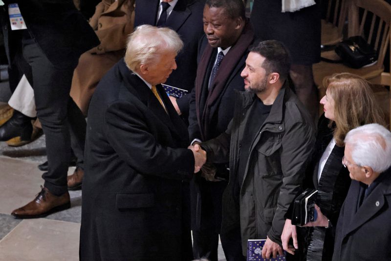 © Reuters. U.S. President-elect Donald Trump and Ukrainian President Volodymyr Zelenskiy shake hands inside the Notre-Dame de Paris Cathedral ahead of a ceremony to mark its re-opening following the 2019 fire, in Paris, France, December 7, 2024. LUDOVIC MARIN/Pool via REUTERS/File Photo