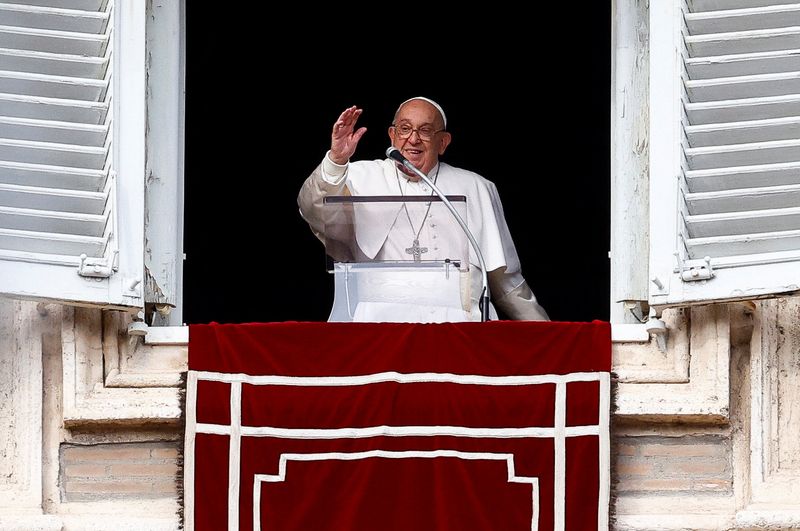 &copy; Reuters. Pope Francis leads the Angelus prayer from his window, at the Vatican, December 8, 2024. REUTERS/Guglielmo Mangiapane