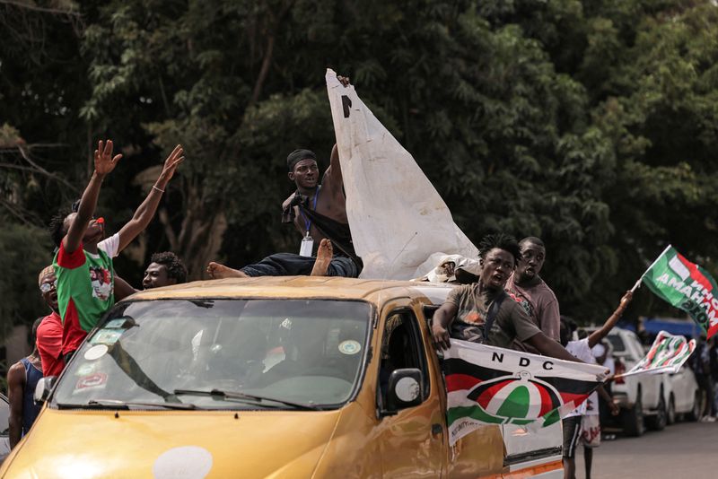 © Reuters. Supporters of Ghana's main opposition National Democratic Congress (NDC) party candidate and former President John Dramani Mahama celebrate after his rival Vice President Mahamudu Bawumia conceded defeat day after the presidential and parliamentary election in Ghana, December 8, 2024. REUTERS/Zohra Bensemra