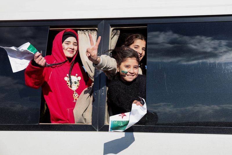 © Reuters. Syrians gesture from a bus as they are heading to Syria, after Syrian rebels announced that they have ousted President Bashar al-Assad, at Majdal Anjar in Bekaa, Lebanon, December 8, 2024. REUTERS/Mohamed Azakir