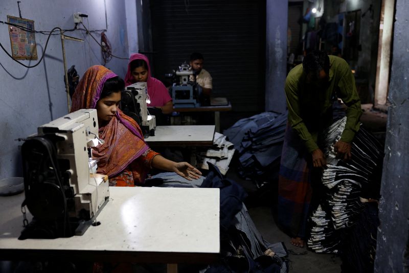 © Reuters. Making jeans in Dhaka, March 29, 2023. REUTERS/Mohammad Ponir Hossain