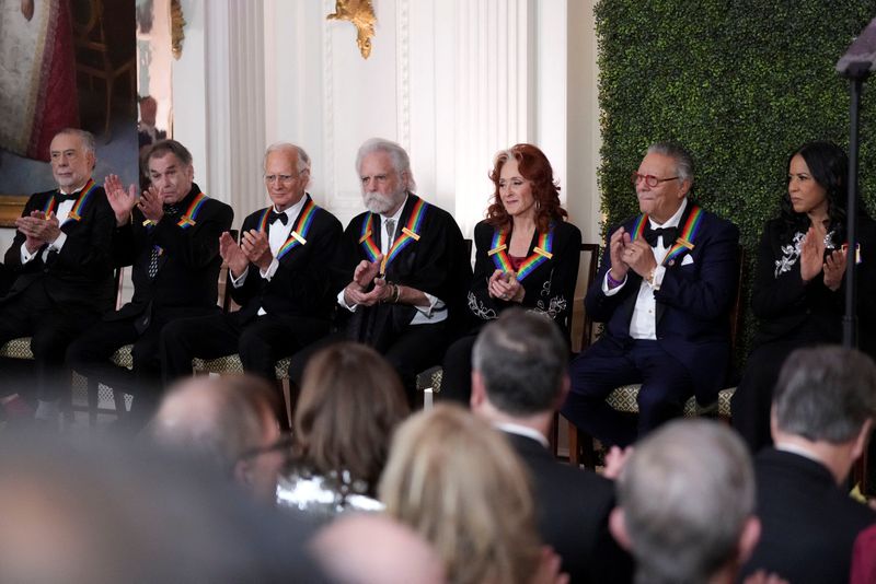 &copy; Reuters. Francis Ford Coppola, Mickey Hart, Bill Kreutzmann, Bobby Weir, Bonnie Raitt, Arturo Sandoval and Michelle Ebanks attend a reception for the Kennedy Center honorees at the White House in Washington, U.S., December 8, 2024. REUTERS/Ken Cedeno