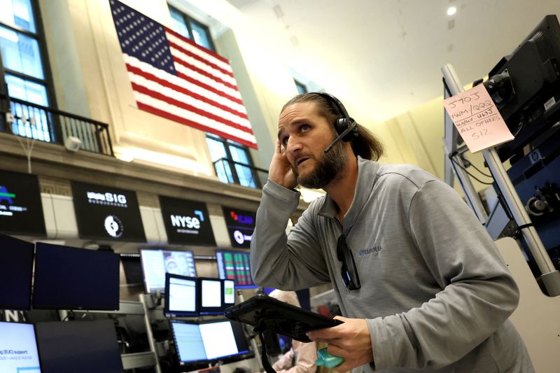 &copy; Reuters. FILE PHOTO: A futures-options trader works on the floor at the American Stock Exchange (AMEX) at the New York Stock Exchange (NYSE) in New York City, U.S., November 29, 2024.  REUTERS/Brendan McDermid/File Photo