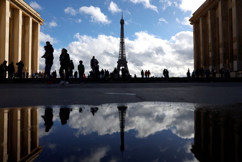 &copy; Reuters. FILE PHOTO: People take in views of the Eiffel Tower from the Trocadero, Paris, France October 29, 2023.  REUTERS/Peter Cziborra/File Photo