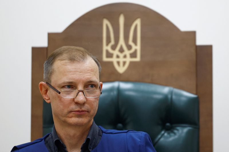 © Reuters. FILE PHOTO: Vladyslav Tsukurov, judge and spokesperson of Bila Tserkva district court, conducts a hearing, amid Russia's attack on Ukraine, at court's headquarters in Bila Tserkva, Kyiv region, Ukraine November 27, 2024. REUTERS/Valentyn Ogirenko/File Photo