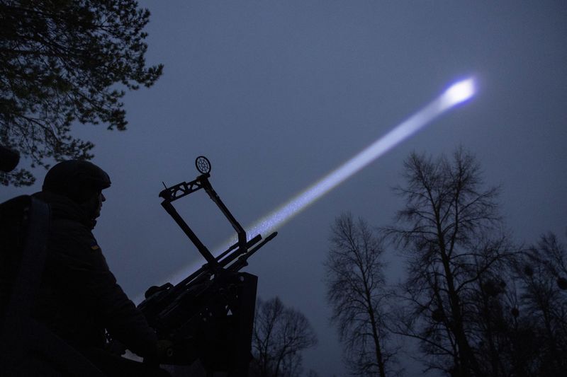 © Reuters. FILE PHOTO: Vladyslav Tsukurov, judge and spokesperson of Bila Tserkva district court, observes the sky during a combat shift of his air defence volunteer unit, amid Russia's attack on Ukraine, in Kyiv region, Ukraine November 30, 2024. REUTERS/Valentyn Ogirenko/File Photo