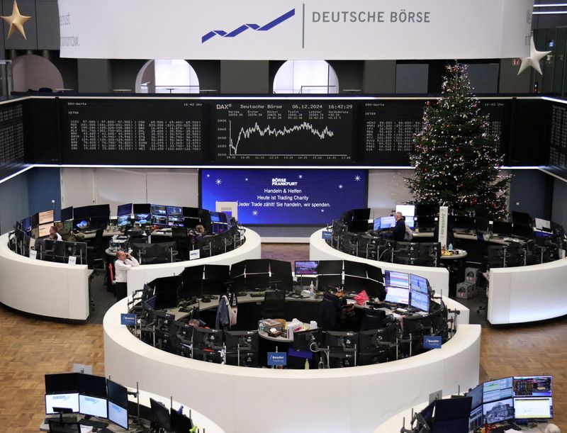 © Reuters. FILE PHOTO: The German share price index DAX graph is pictured at the stock exchange in Frankfurt, Germany, December 6, 2024.    REUTERS/Staff/File Photo