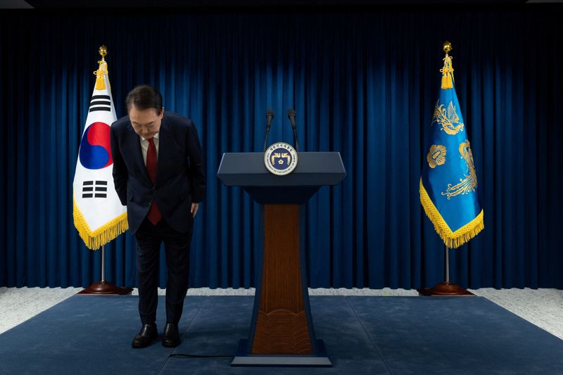 &copy; Reuters. Il presidente della Corea del Sud Yoon Suk Yeol si inchina in un discorso alla nazione all'ufficio presidenziale a Seoul.   The Presidential Office/Handout via REUTERS   