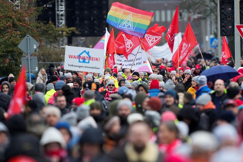 © Reuters. VW employees attend an IG Metall union rally in front of Volkswagen headquarters, during a warning strike at the main factory of Germany's carmaker in Wolfsburg, December 9, 2024. Martin Meissner/Pool via REUTERS