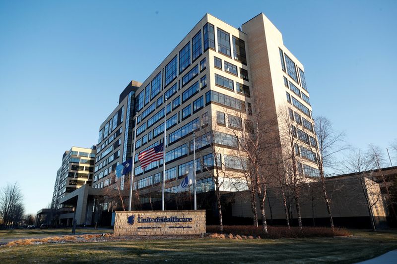 &copy; Reuters. FILE PHOTO: Flags fly at half-staff outside of the office of UnitedHealthcare, the day after the CEO of UnitedHealthcare, Brian Thompson was shot dead, in Minnetonka, Minnesota, U.S., December 5, 2024. REUTERS/Eric Miller/File Photo