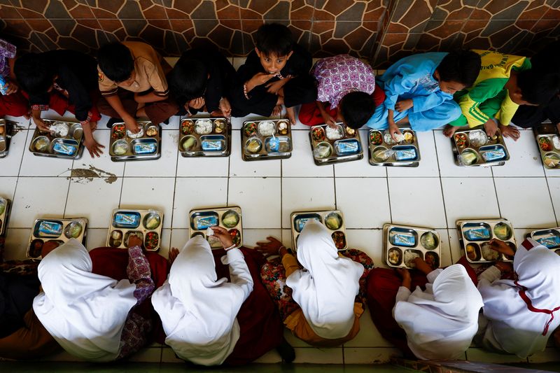 &copy; Reuters. Programa de alimentação gratuita na Indonésia