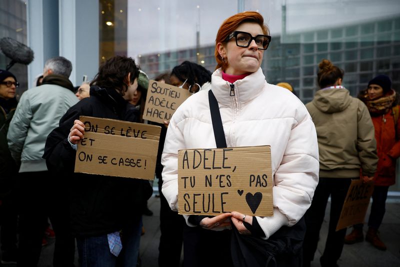 &copy; Reuters. Mulher segura cartaz em Paris em apoio à atriz Adéle Haenel, que acusa o diretor Christopher Ruggia de assédio sexual, antes de julgamento de Ruggian09/12/2024 REUTERS/Sarah Meyssonnier