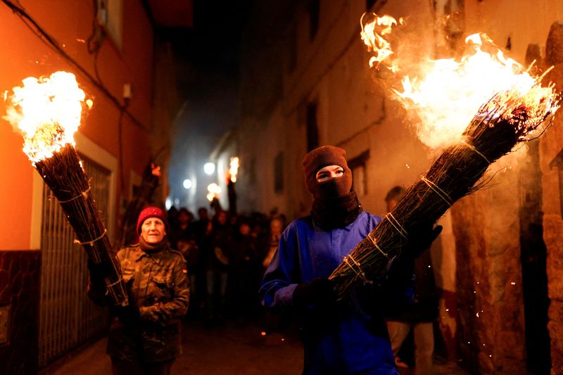 &copy; Reuters. Pessoas brincam com vassouras em chamas durante festival "Los Escobazos" em Jarandilla de la Vera, na Espanhan07/12/2024 REUTERS/Ana Beltran