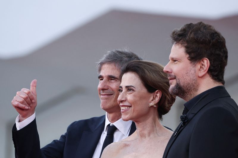 &copy; Reuters. Diretor Walter Salles ao lado de Fernanda Torres e Selton Mello antes de exibição do filme "Ainda Estou Aqui" no Festival de Cinema de Venezan01/09/2024 REUTERS/Louisa Gouliamaki