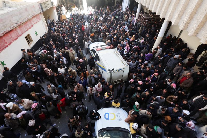 © Reuters. People gather as members of the Syrian civil defense group, known as the White Helmets, search for prisoners underground at Sednaya prison, after rebels seized the capital and announced they overthrew President Bashar al-Assad in Sednaya, Syria, on December 9, 2024. REUTERS/Amr Abdallah Dalsh