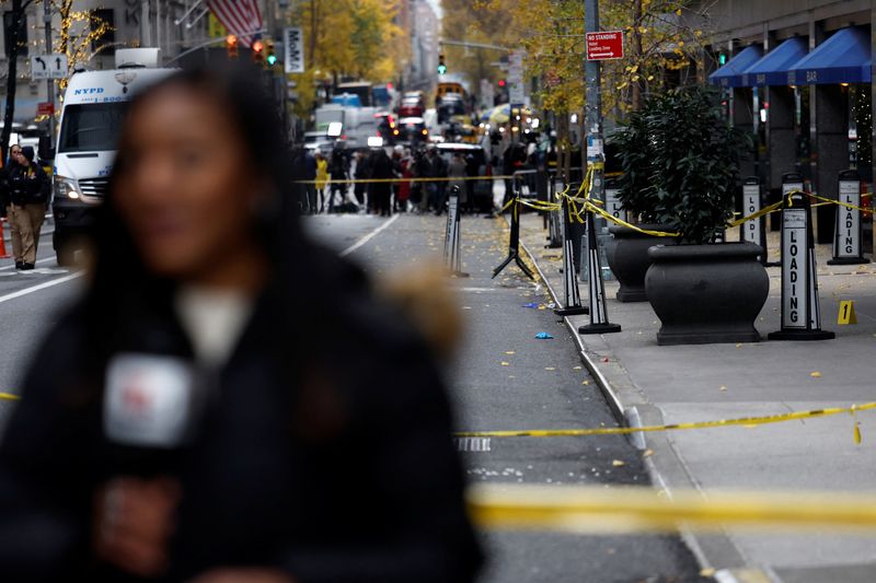 © Reuters. FILE PHOTO: Members of media work near the scene where the CEO of UnitedHealthcare Brian Thompson was reportedly shot and killed in Midtown Manhattan, in New York City, US, December 4, 2024.REUTERS/Shannon Stapleton/File Photo