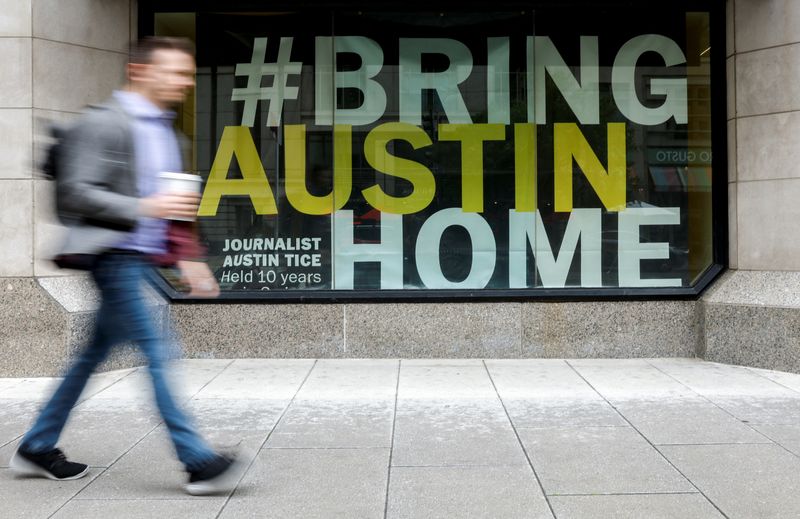 © Reuters. FILE PHOTO: A banner for journalist Austin Tice, who disappeared while reporting in Syria in 2012, hangs outside the National Press Club building in Washington, U.S., May 2, 2023. REUTERS/Evelyn Hockstein/File Photo