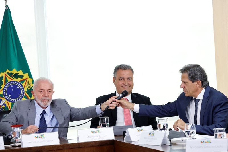 &copy; Reuters. Presidente Luiz Inácio Lula da Silva e ministros Rui Costa (Casa Civil) e Fernando Haddad (Fazenda) participam de reunião no Palácio do Planalton03/08/2024nREUTERS/Adriano Machado