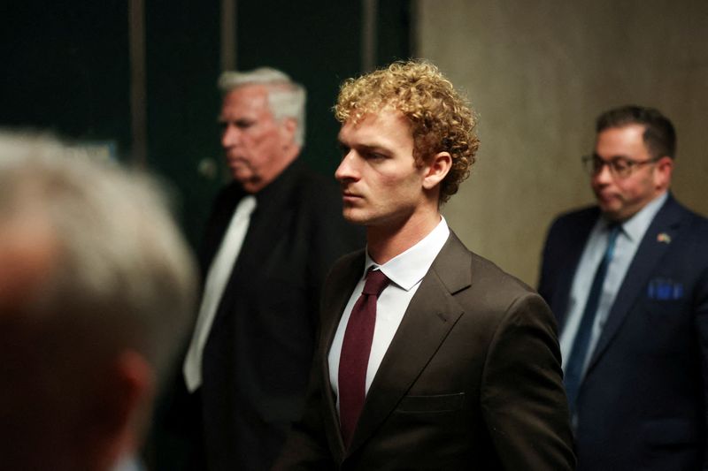 © Reuters. Daniel Penny arrives at the Manhattan Criminal Court for the verdict in the trial of the former U.S. Marine sergeant who faced charges of manslaughter and criminally negligent homicide for fatally strangling Jordan Neely, a homeless man, on a New York City subway car in 2023, in New York City, U.S., December 9, 2024. REUTERS/Brendan McDermid