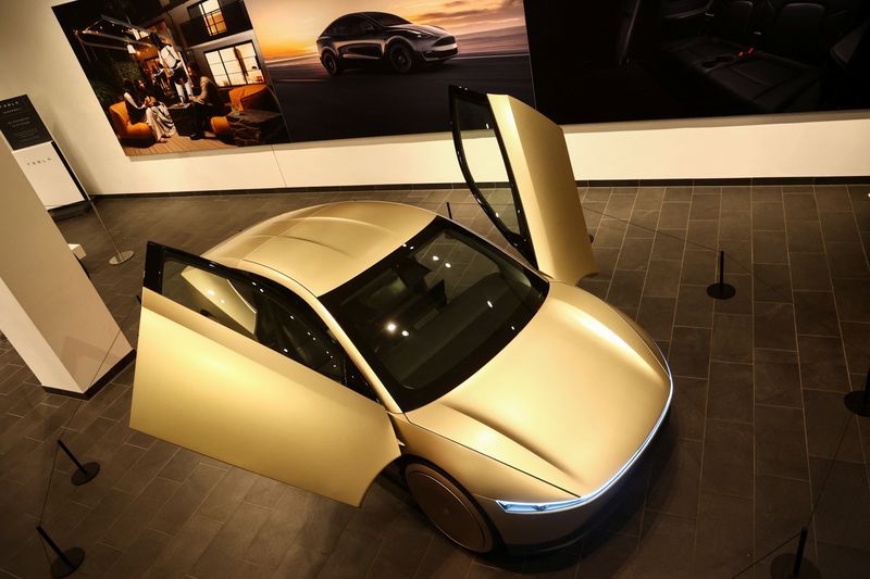 &copy; Reuters. FILE PHOTO: The Tesla Cybercab is displayed at a Tesla store in Berlin, Germany, November 20, 2024. REUTERS/Liesa Johannssen/File Photo