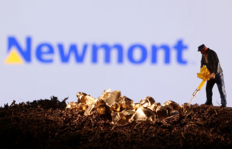 © Reuters. FILE PHOTO: A small toy figurine and imitation gold are seen in front of the Newmont logo in this illustration taken November 19, 2021. REUTERS/Dado Ruvic/Illustration/File Photo