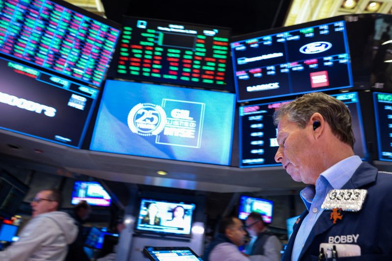 © Reuters. FILE PHOTO: Traders work on the floor at the New York Stock Exchange (NYSE) in New York City, U.S., December 2, 2024.  REUTERS/Brendan McDermid/File Photo